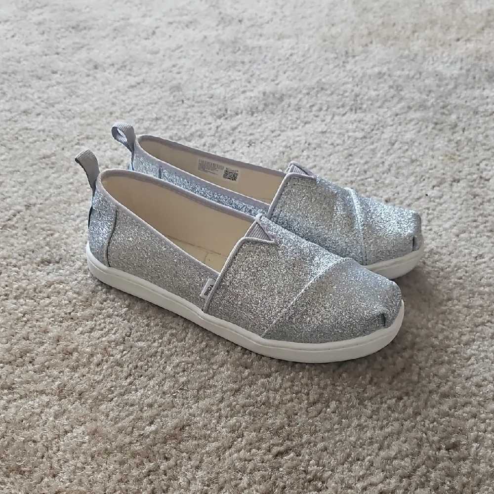 Toms Alpargata Youth Size 1.5 Silver Iridescent